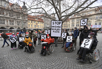 Demonstrace lidí s postižením a jejich asistentů proti projednávané novele zákona o sociálních službách 23. března 2021 na Malostranském náměstí v Praze.