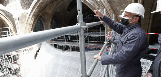 Francouzský prezident při obhlídce oprav katedrály Notre-Dame.