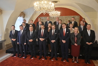 Společné zasedání české a polské vlády v čele s premiéry Petrem Fialou (v přední řadě čtvrtý zprava) a Mateuszem Morawieckim (v přední řadě čtvrtý zleva), 3. června 2022, Praha.