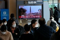 Televizní obrazovka ukazuje souborový snímek odpálení severokorejské rakety během zpravodajského pořadu na vlakovém nádraží v Soulu v Jižní Koreji, pátek 18. listopadu 2022. Jižní Korea říká, že raketa Severní Korea vypuštěná v pátek ráno je pravděpodobně mezikontinentální balistická střela.