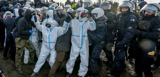 Německá policie vnikla do osady, kterou obsadili klimatičtí aktivisté.