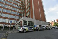 Policejní auta před budovou 21 ve Zlíně, 28. července 2022. V budově, která je sídlem Zlínského kraje, se  střílelo. Podle policie devětadvacetiletý muž zastřelil svou bývalou přítelkyni, která na úřadě pracovala.