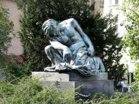 Bílkova socha Mojžíše zdobí pražskou Pařížskou třídu.